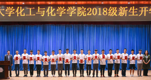 化工与化学学院副院长孟令辉、卢卫红为2018级军训优秀学兵颁奖