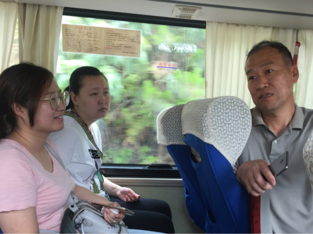 三友村驻村第一书记张继峰在去往金秀县的客车上为实践团成员进行情况介绍