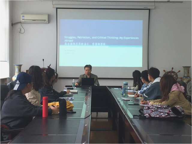 课后,刘克东老师耐心地解答了同学们的问题.